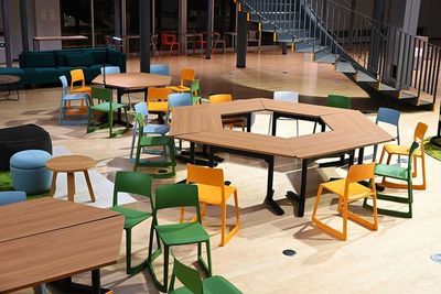 常時60名が利用できるオープンエリアで、椅子やテーブルを自由に動かせフレキシブルな交流を - GYMLABO　九工大キャンパス内！ミーティングや商談に♪