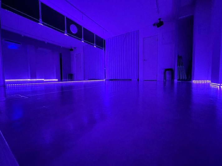30㎡の1～7名が踊れるスタジオ
大型鏡、スピーカー、LEDテープライト - レンタルスタジオBlueOcean南越谷の室内の写真
