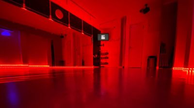 LEDライト7色、夜の練習にも最適 - レンタルスタジオBlueOcean南越谷の設備の写真