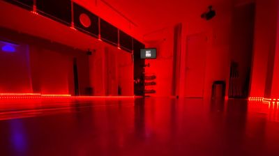 LEDライト7色、夜の練習にも最適 - レンタルスタジオBlueOcean南越谷の設備の写真