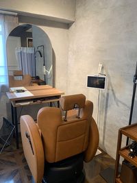 Bルーム：メイク・マツエク・ヘアセットなど施術可能。パテーションでプライパシー確保出来ます。iPadスタンドはありますが、iPadはご持参ください。 - ピースガーデン / Cut Space  東京芝浦店 cut space 東京芝浦店　Aルームの室内の写真