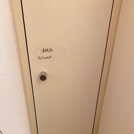玄関入ってすぐの左下の扉を開けると
お掃除シートやティッシュなどの消耗品が入っています - Takanakkoレンタルサロン Takanakkoレンタルサロン池袋店の設備の写真