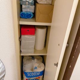 玄関入ってすぐの左下の扉を開けると
お掃除シートやティッシュなどの消耗品が入っています - Takanakkoレンタルサロン Takanakkoレンタルサロン池袋店の設備の写真