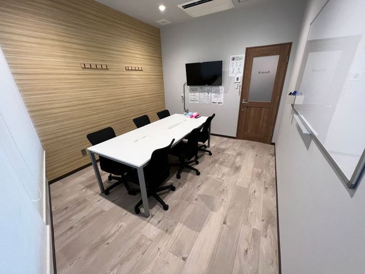 いいオフィス赤羽 【赤羽駅徒歩1分】6名会議室（RoomB）の室内の写真
