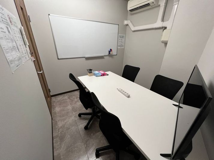 【原宿駅徒歩1分】RoomA（4名会議室） - いいオフィス原宿(旧いい会議室原宿)ナポレビル２F