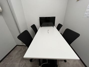 いい会議室原宿 ナポレビル２F					 					 【原宿駅徒歩1分】RoomA（4名会議室）の室内の写真