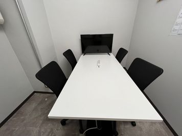 いい会議室原宿 ナポレビル２F 【原宿駅徒歩1分】RoomA（4名会議室）の室内の写真