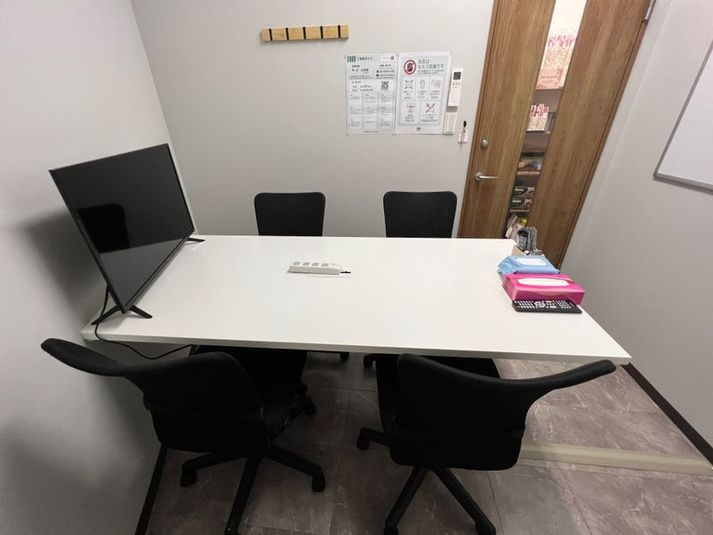 【原宿駅徒歩1分】RoomA（4名会議室） - いいオフィス原宿(旧いい会議室原宿)ナポレビル２F