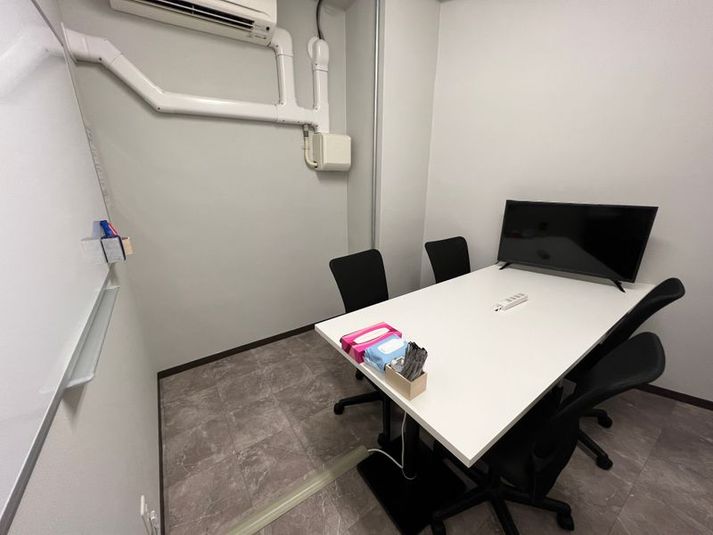 【原宿駅徒歩1分】RoomA（4名会議室） - いいオフィス原宿(旧いい会議室原宿)ナポレビル２F