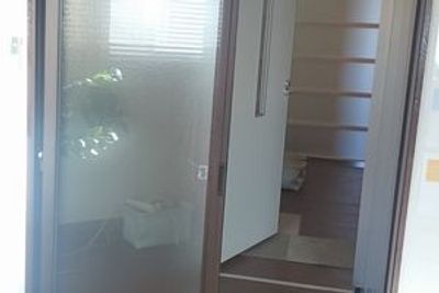 レンタルスペース夕顔瀬 鏡ありのレッスン・ダンス室。2階C室/B室付の入口の写真