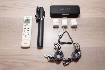 充電器、Bluetoothスピーカー、三脚 - レンタルスタジオAivic神田の設備の写真
