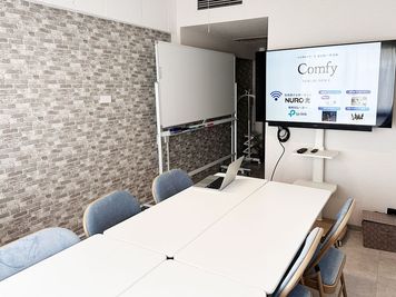 カンフィー新大阪　新大阪駅10秒　懇親会のできる会議室 会議、セミナー、レッスン多目的スペース　飲食可の室内の写真