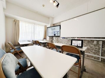 カンフィー新大阪　新大阪駅10秒　懇親会のできる会議室 懇親会もできる多目的スペース　飲食可の室内の写真