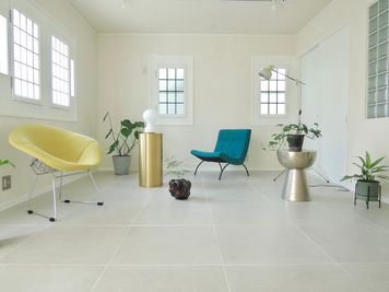 自然光とタイル床、珪藻土白壁、ヴィンテージ窓、椅子。商品撮影、動画配信などに - HOUSE124