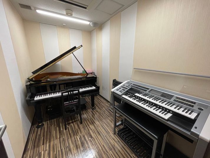 部屋内 - ミュージックアベニューなんば グランドピアノ・エレクトーン防音部屋 ROOM609番教室の室内の写真