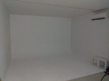 フォトスタジオベースなんば 3階白ホリスペースの室内の写真