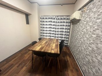 JK Room ビブレ西小倉 西小倉駅徒歩２分！ 角部屋🏠コワーキング、控室、食事会🍕の室内の写真