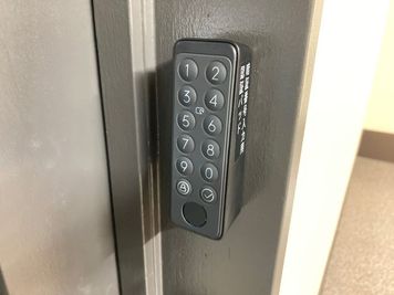入口には暗証番号式の電子錠が設置されています。 - SPHYNX スフィンクス 新宿 新宿 Room 1（1~2人用）の入口の写真