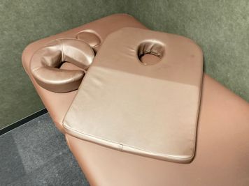 施術ベットは顔枕・胸当て枕もあり、昇降もできます - SPHYNX スフィンクス 新宿 新宿 Room 1（1~2人用）の設備の写真