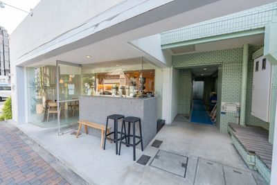 一階にカフェの入ったおしゃれなグリーン基調の外観です☕ - Layer大須～女優気分満喫・広々空間～の入口の写真