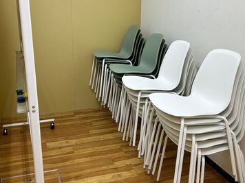 予備の椅子25脚
※奥の収納スペースに収納しています。 - PSPO　Cafe&Event 会議室、イベントルームの設備の写真