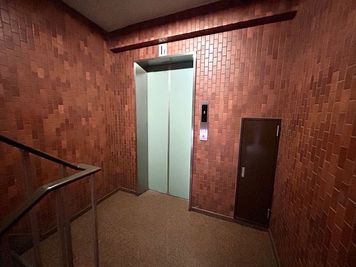 【1階エレベーターホール】 - 【閉店】TIME SHARING 小伝馬町 ミマツビル 【閉店】202の入口の写真
