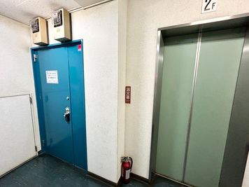 【エレベーターを降りてすぐ右手に会議室入り口がございます】 - TIME SHARING 小伝馬町 ミマツビル 202の入口の写真