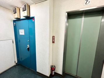 【エレベーターを降りてすぐ右手に会議室入り口がございます】 - 【閉店】TIME SHARING 小伝馬町 ミマツビル 【閉店】202の入口の写真