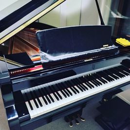 グランドピアノ/ヤマハS6X、個人練習や楽器・声楽レッスンに、少人数の合奏が可能です。 - 銀座DoReMiレンタルピアノスタジオ