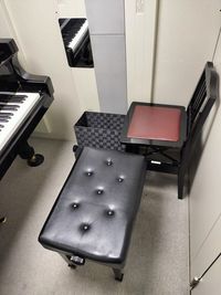 ピアノ椅子2脚ございます - 銀座DoReMiレンタルピアノスタジオ スタジオAグランドピアノ3畳ホフマンT161の室内の写真