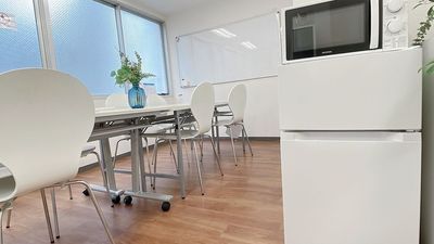 冷蔵庫
電子レンジ - Colormell（カラメル）銀座店 【深夜帯も含むプラン】パーティ・撮影・会議・その他の室内の写真