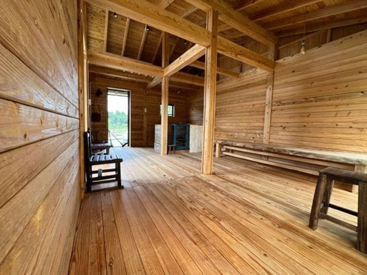 県産杉材を使用したログハウスづくりの建物です。 - レンタルブースｔｙｕ（チュー）の室内の写真