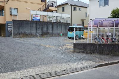 駐車場１番です。細長い駐車場です。
ビル目の前が駐車場になります（ビルと駐車場は道路を挟んで反対側）。 - 《Fali-Studio》調布三鷹吉祥寺レンタルスペース  《即決》音楽ホール【調布🎻三鷹🎵吉祥寺】深大寺/ピアノ４名のその他の写真
