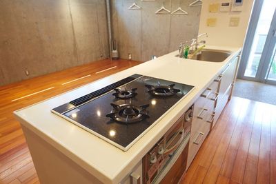 ガスコンロ３口。一般水道と浄水器付き２機あり。浄水器付き水道は右側です。 - 《Fali-Studio》調布三鷹吉祥寺レンタルスペース  キッチンスタジオ【調布🍳三鷹🍲吉祥寺】深大寺の室内の写真