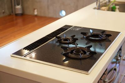 余裕のあるアイランドキッチンで料理もスムーズ、会話もスムーズ。３口：ガスコンロ。 - 《Fali-Studio》調布三鷹吉祥寺レンタルスペース  キッチンスタジオ【調布🍳三鷹🍲吉祥寺】深大寺の室内の写真