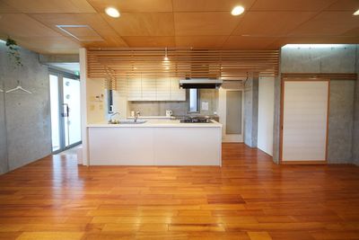 料理シーンの撮影/配信にも。テーブル４つ御座います。エアコンあり。 - 《Fali-Studio》調布三鷹吉祥寺レンタルスペース  キッチンスタジオ【調布🍳三鷹🍲吉祥寺】深大寺の室内の写真