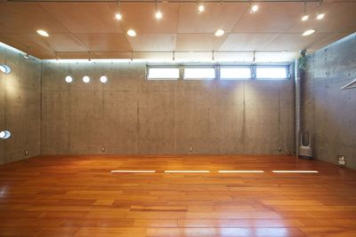 上部からの換気が可能な窓も４連装備。コンクリートで囲まれたおしゃれ空間が様々なシーンをよりグレードアップしてくれます。お祝いなどフォーマル利用にも。 - 《Fali-Studio》調布三鷹吉祥寺レンタルスペース  キッチンスタジオ【調布🍳三鷹🍲吉祥寺】深大寺の室内の写真