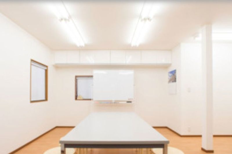 １８帖洋室　ホワイトボード、テーブル、椅子（１２脚） - 目白Sourireレンタルスペースの室内の写真