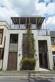インターフォンはご利用できません。
２階はキッチン＆マルチスペースです。
演奏会などの控室や打上などにもご利用いただけますが、ご予約は２フロア分必要です。 - 《Fali-Studio》調布三鷹吉祥寺レンタルスペース  音楽ホール【調布🎻三鷹🎵吉祥寺】深大寺/ピアノ有/カラオケの外観の写真