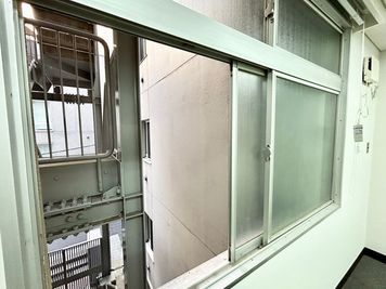 【窓を開けて換気可能です】 - 【閉店】TIME SHARING 小伝馬町 ミマツビル 【閉店】202の設備の写真