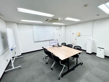 【対面で着席できるので、会議や打ち合わせにオススメです】 - 【閉店】TIME SHARING 小伝馬町 ミマツビル 【閉店】202の室内の写真