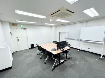 【机と椅子は全てキャスター付きなので、お好きなレイアウトにご変更可能です。※レイアウト変更・原状復帰はお客様自身で行っていただきます】 - 【閉店】TIME SHARING 小伝馬町 ミマツビル 【閉店】202の室内の写真