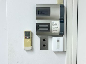 【入り口扉を入ってすぐ右手に電気スイッチ・空調リモコンがあります】 - 【閉店】TIME SHARING 小伝馬町 ミマツビル 【閉店】202の設備の写真