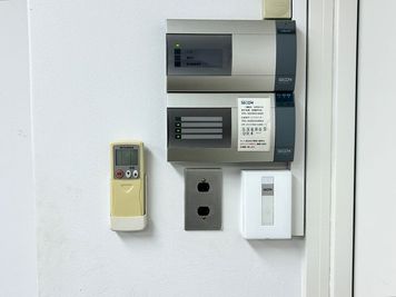 【入り口扉を入ってすぐ右手に電気スイッチ・空調リモコンがあります】 - TIME SHARING 小伝馬町 ミマツビル 202の設備の写真