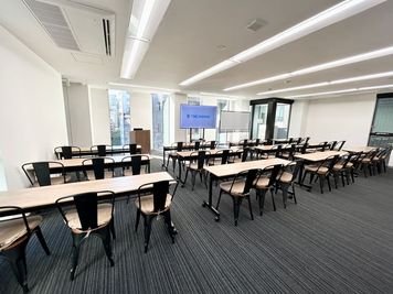 【会議室内の75インチモニター、司会台、ホワイトボードなどの備品は全て無料でお使いいただけます】 - 【閉店】TIME SHARING 新富町 エスパシオ新富町 【閉店】6Fの設備の写真