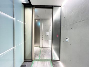 【エレベーターホールへお進みください】 - TIME SHARING 新富町 エスパシオ新富町 6Fの入口の写真