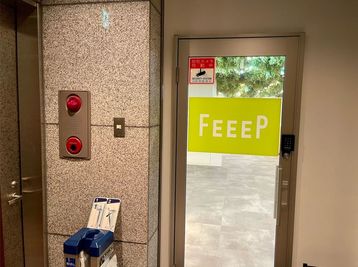 FEEEP新宿東口（新宿三丁目）店 【FEEEP新宿東口店 1名カウンター席】の室内の写真