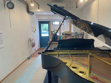 山手駅前複合イベントビル（①多目的スペース②ピアノ③セミナー） グランドピアノ設置の貸スタジオ！の室内の写真