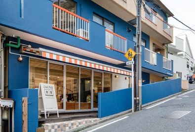 路面に面した分かりやすい入り口です。 - 山手駅前複合イベントビル（①多目的スペース②ピアノ③セミナー） 同窓会や家族パーティに多く利用！にキッチン付き大型多目的スペースの外観の写真
