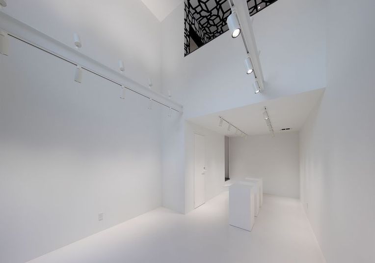 中も真っ白な吹き抜け空間。
空間としてはこぢんまりとしていますが高さがあるので開放感があります。 - JITSUZAISEI ギャラリー兼オルタナティブなレンタルスペースの室内の写真